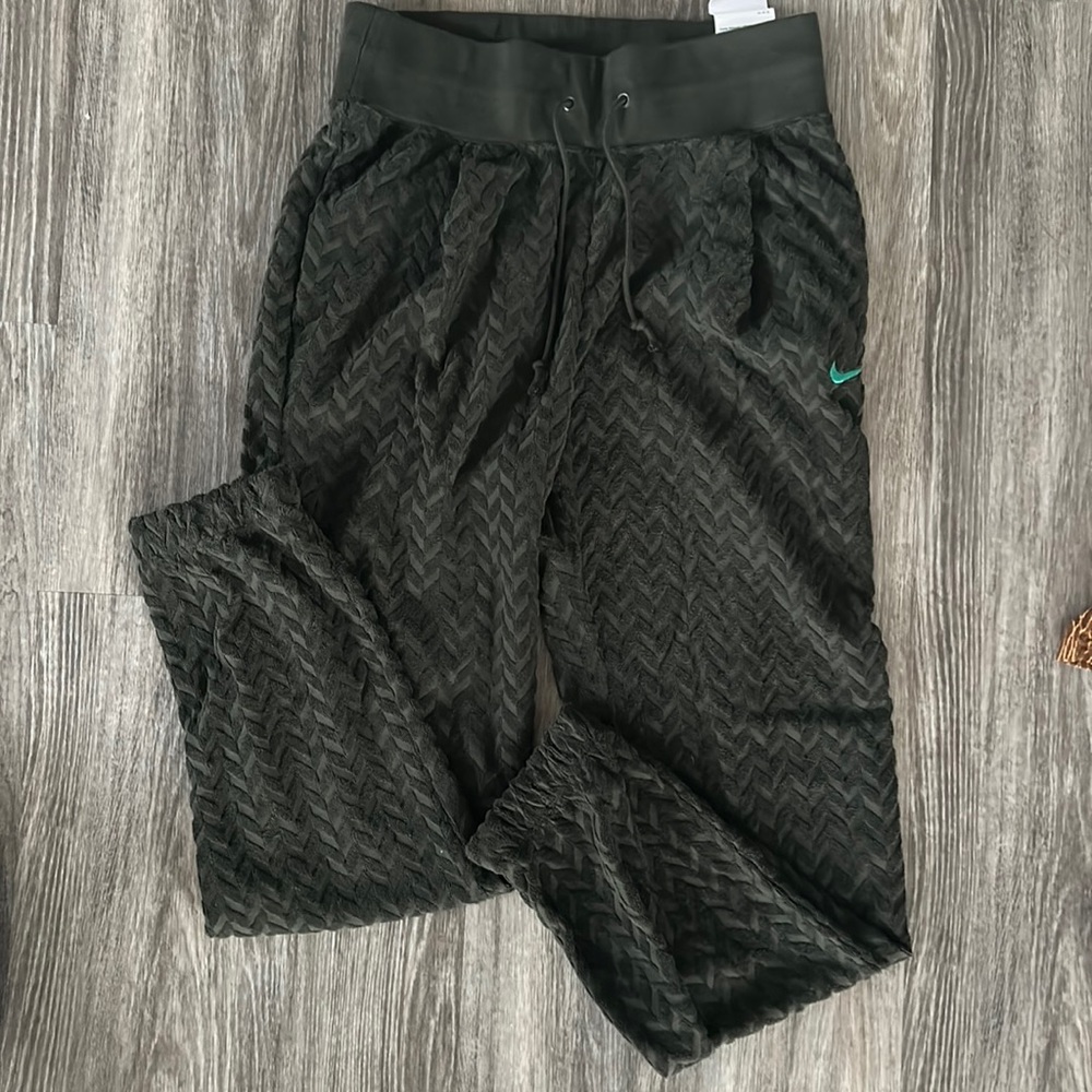Nike women’s joggers NWT